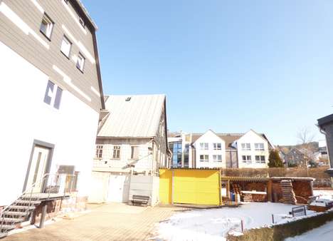 Blick ins Grundstück mit Garage - Mehrfamilienhaus in 98694 Ilmenau mit 240m² als Kapitalanlage kaufen