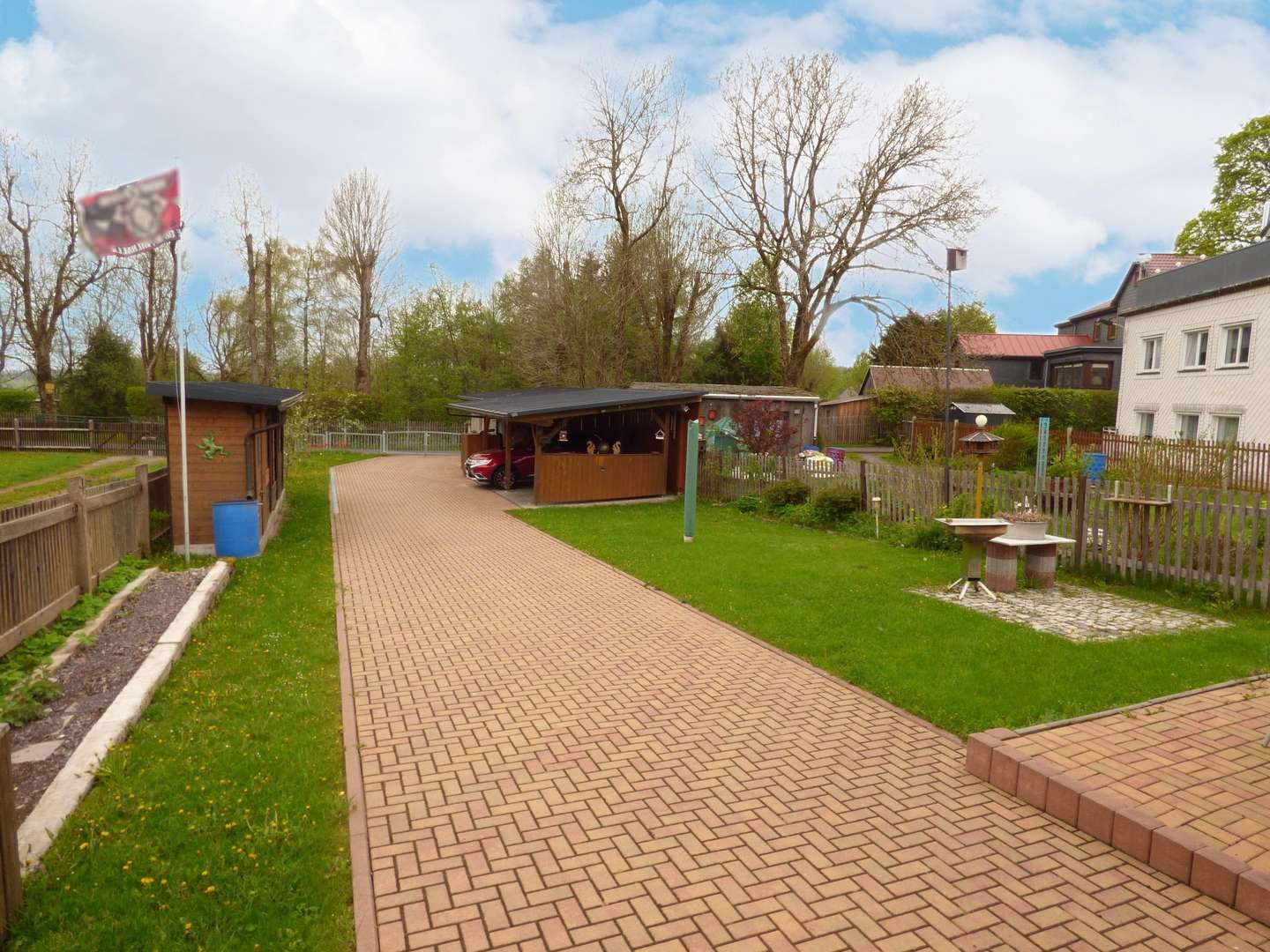 Blick vom Haus zum Carport - Einfamilienhaus in 98694 Ilmenau mit 110m² kaufen