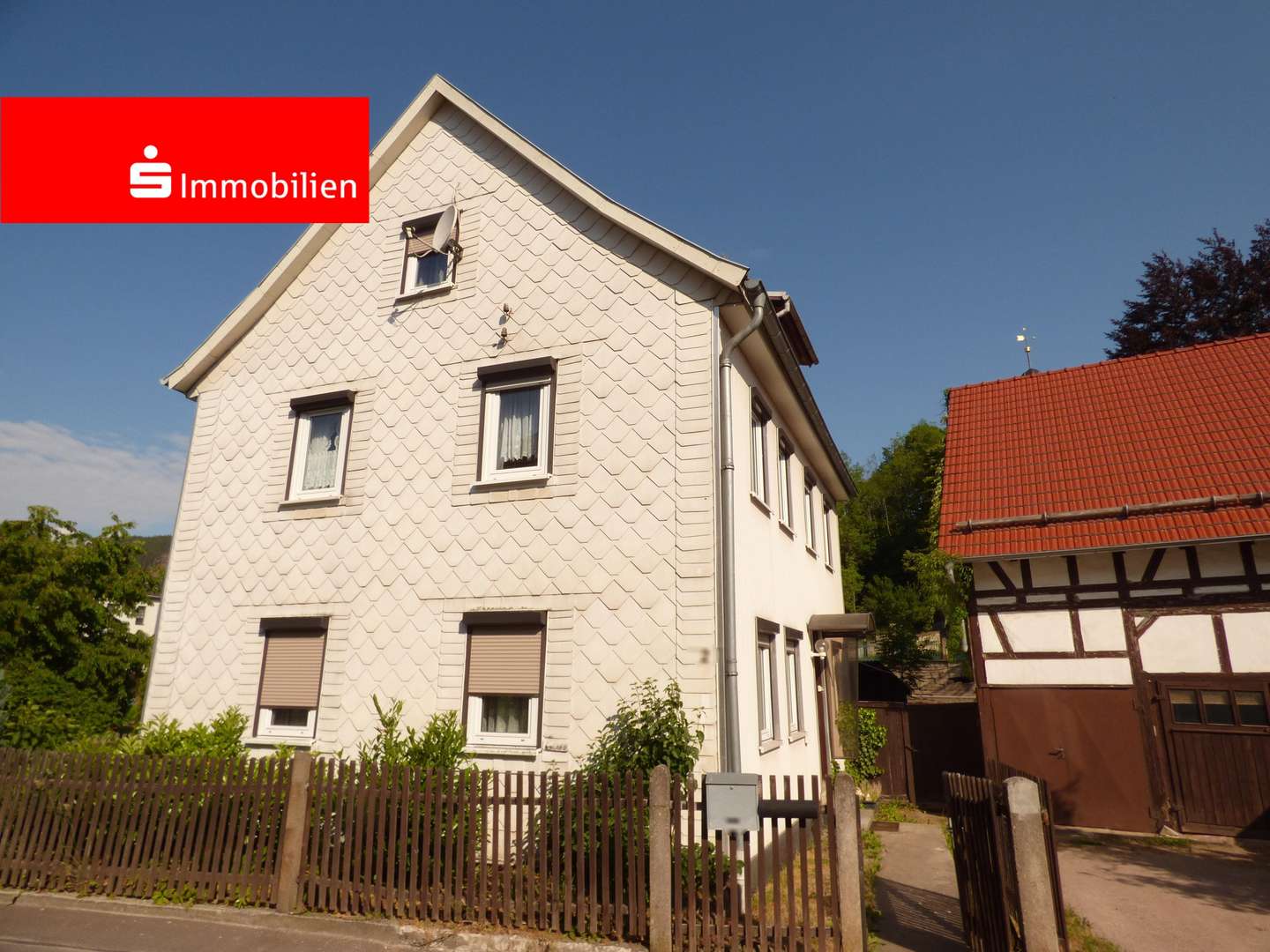 Giebelansicht, straßenseitig - Zweifamilienhaus in 99330 Geratal mit 172m² kaufen