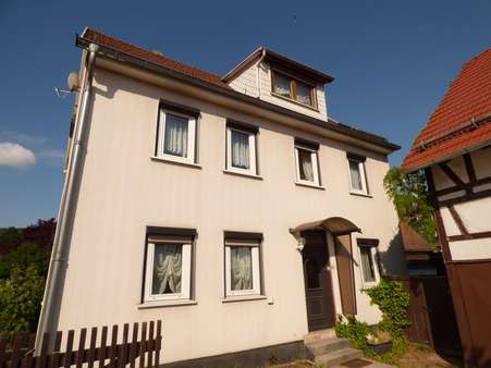 Straßenansicht mit Hauseingang - Zweifamilienhaus in 99330 Geratal mit 172m² kaufen