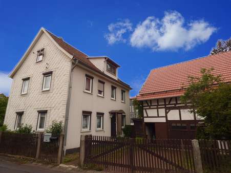 Wohnhaus, Einfahrt und Scheune - Zweifamilienhaus in 99330 Geratal mit 172m² kaufen