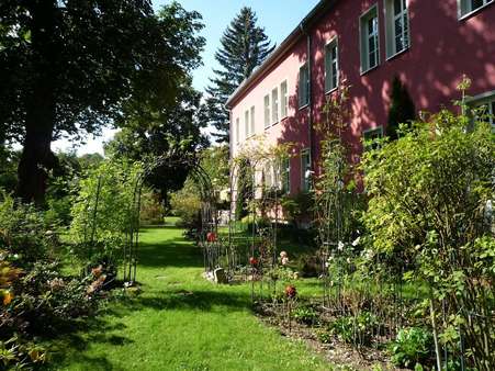 Blick in den sommerlichen Garten - Mehrfamilienhaus in 99338 Plaue mit 408m² als Kapitalanlage kaufen