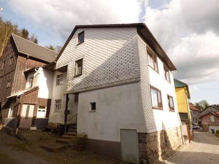 Giebelansicht mit Eingang und Nebengelass - Zweifamilienhaus in 98528 Suhl mit 160m² kaufen