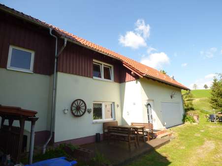 Anbau mit Garage, Freisitz und Nebeneingang - Zweifamilienhaus in 98701 Großbreitenbach mit 195m² kaufen