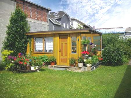 Blick in den Garten mit überdachtem Freisitz - Einfamilienhaus in 98701 Großbreitenbach mit 145m² kaufen