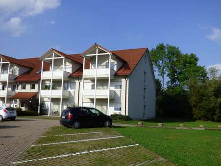 Vorderansicht mit Stellplätzen - Appartement in 98693 Ilmenau mit 24m² mieten