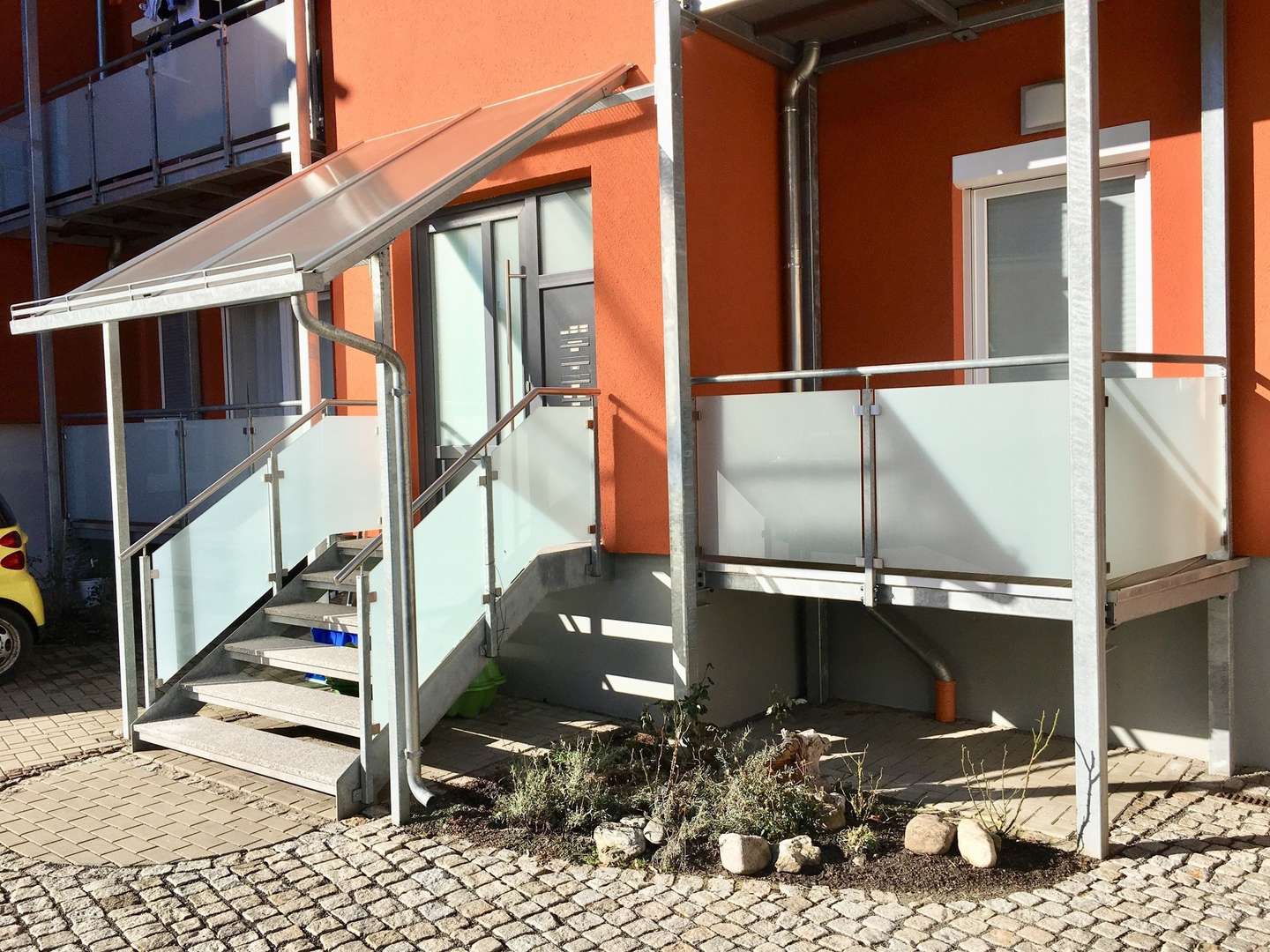 rückwärtige Ansicht mit Eingang und Balkon - Erdgeschosswohnung in 98693 Ilmenau mit 47m² mieten
