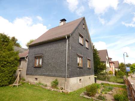 Straßenansicht mit Vorgarten - Einfamilienhaus in 98694 Ilmenau mit 95m² kaufen