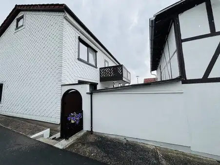 ***Mehrgenerationenhaus mit großem Grundstück, Scheune und Garagen in Heyda***