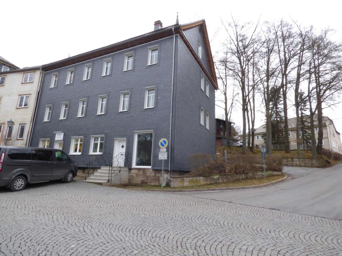 Ansicht Marktseite mit Stellplätzen - Büro in 98701 Großbreitenbach mit 35m² mieten