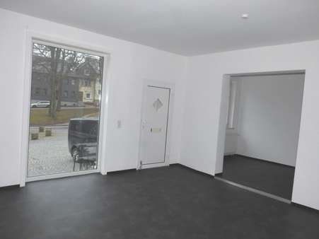 Schaufenster, Eingangstür und Nebenraum - Büro in 98701 Großbreitenbach mit 35m² mieten