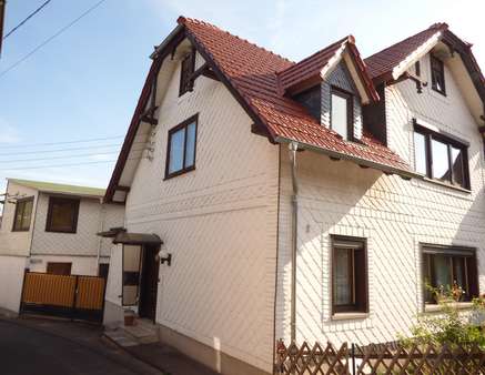 Giebelansicht mit Zufahrt und Nebengebäude Giebelansicht mit Zufahrt und Nebengebäude - Einfamilienhaus in 98716 Elgersburg mit 140m² kaufen