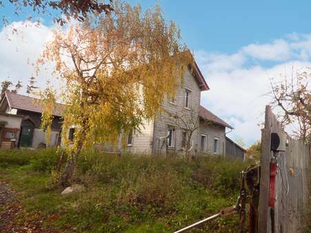 Blick vom Tor zum Haus Blick vom Tor zum Haus - Bauernhaus in 98694 Ilmenau mit 100m² kaufen