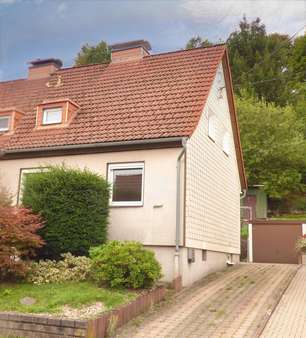 Straßenansicht mit Zufahrt Straßenansicht mit Zufahrt - Doppelhaushälfte in 98693 Ilmenau mit 90m² kaufen