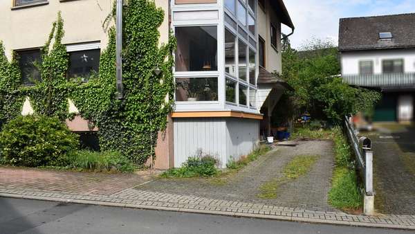 Hofzufahrt - Einfamilienhaus in 65606 Villmar mit 148m² kaufen