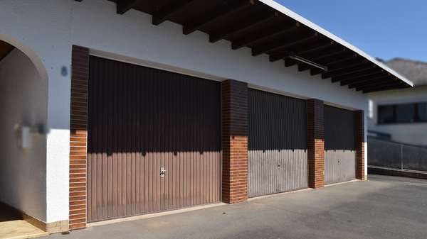 Großgarage mit drei Toren - Einfamilienhaus in 35796 Weinbach mit 385m² kaufen