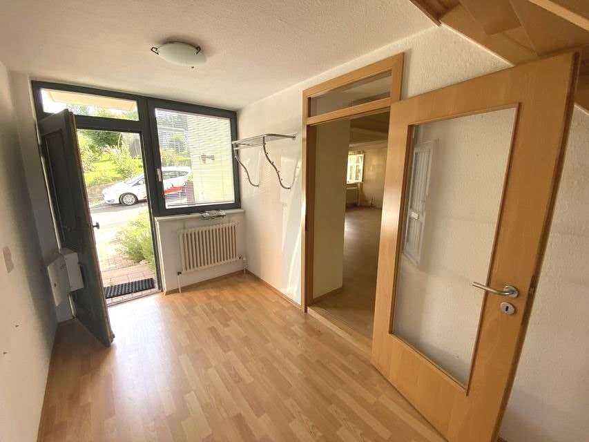 Erdgeschoss: Anbau - Hauseingang mit Blick zum Wohnzimmer - Einfamilienhaus in 07607 Eisenberg mit 187m² kaufen