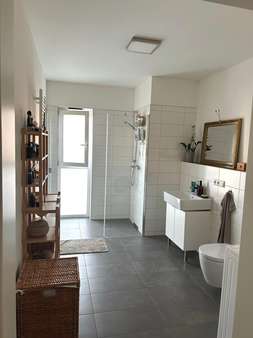 Badezimmer mit Walk-In Dusche - Etagenwohnung in 07751 Zöllnitz mit 70m² mieten