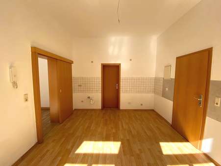 Zimmer mit Blick zum Küchenbereich und Bad Zimmer mit Blick zum Küchenbereich und Bad - Erdgeschosswohnung in 07774 Dornburg-Camburg mit 50m² mieten