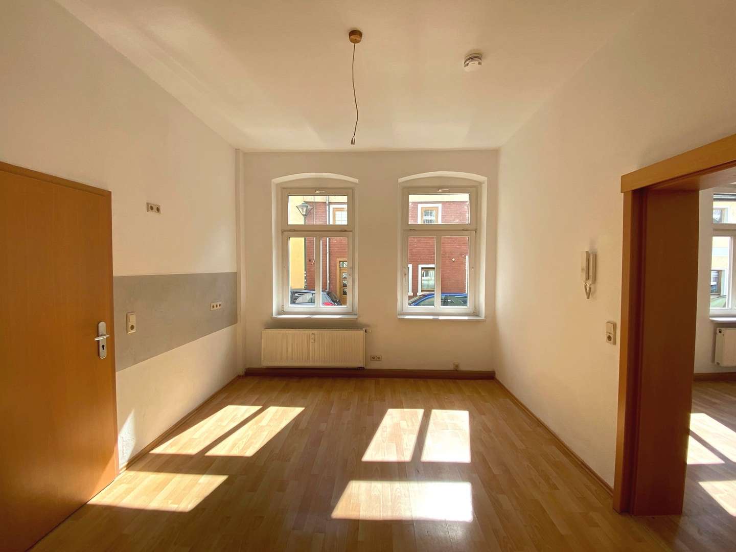 Zimmer mit Eingangstür und Küchenbereich Zimmer mit Eingangstür und Küchenbereich - Erdgeschosswohnung in 07774 Dornburg-Camburg mit 50m² mieten
