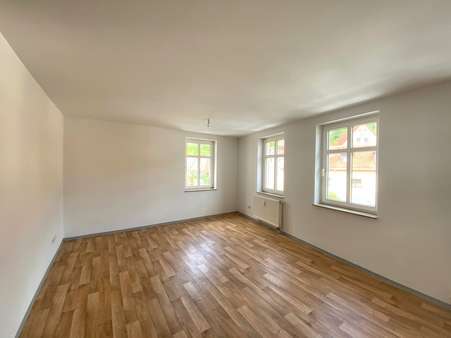 Wohnzimmer aus anderer Perspektive Wohnzimmer aus anderer Perspektive - Etagenwohnung in 07774 Dornburg-Camburg mit 77m² mieten