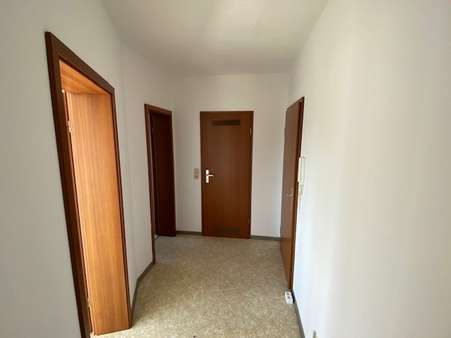 Flur mit Blick zur Eingangstür - Etagenwohnung in 07774 Dornburg-Camburg mit 59m² mieten