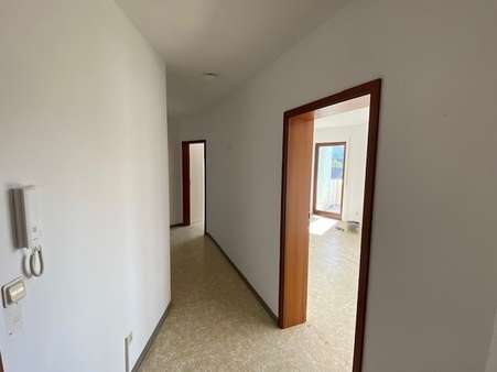 Flur mit Gegensprechanlage - Etagenwohnung in 07774 Dornburg-Camburg mit 59m² mieten