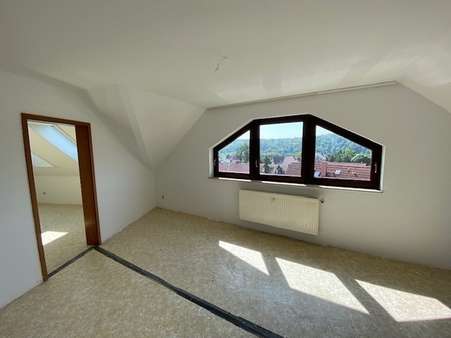 helles Wohnzimmer mit Blick zum Schlafzimmer helles Wohnzimmer mit Blick zum Schlafzimmer - Dachgeschosswohnung in 07774 Dornburg-Camburg mit 52m² mieten