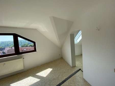 Wohnzimmer mit Blick zur Küche Wohnzimmer mit Blick zur Küche - Dachgeschosswohnung in 07774 Dornburg-Camburg mit 52m² mieten