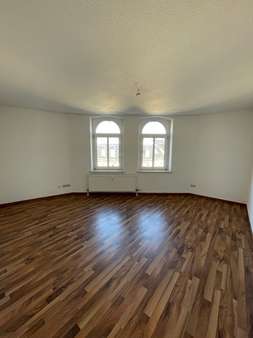 Erker im Wohnzimmer - Dachgeschosswohnung in 07546 Gera mit 71m² mieten