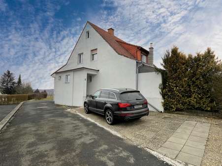 Vorderansicht mit Stellplatz - Einfamilienhaus in 36381 Schlüchtern mit 170m² kaufen