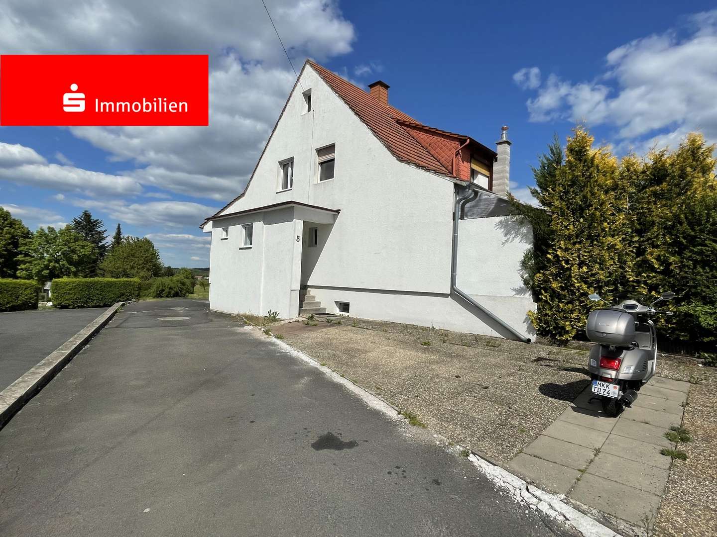 Vorderansicht mit Zufahrt zum Garten