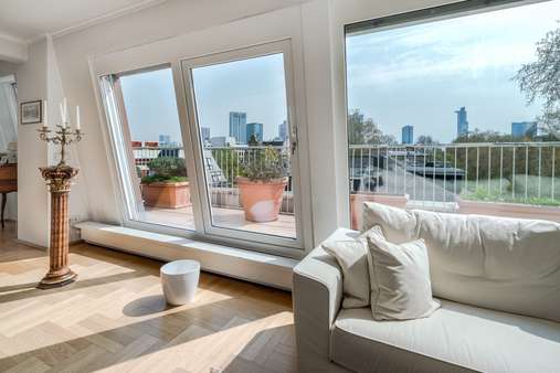 Wohnbereich mit Fernblick (Südwestseite) - Penthouse-Wohnung in 60323 Frankfurt mit 200m² mieten