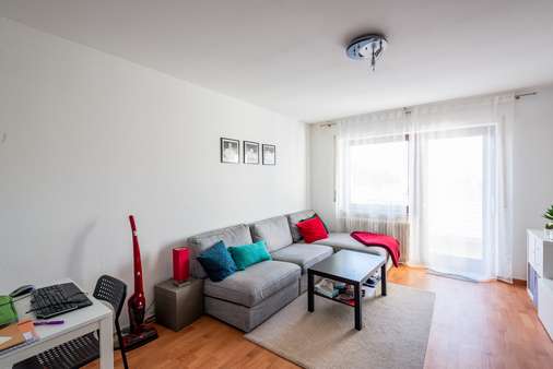 Wohnzimmer mit Zugang zum Balkon - Etagenwohnung in 64283 Darmstadt mit 52m² kaufen