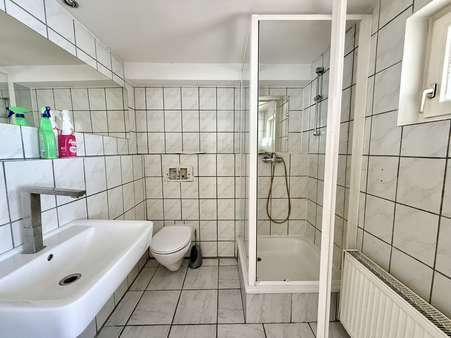OG: Tageslichtbadezimmer im Obergeschoss OG: Tageslichtbadezimmer im Obergeschoss - Maisonette-Wohnung in 65835 Liederbach mit 37m² kaufen