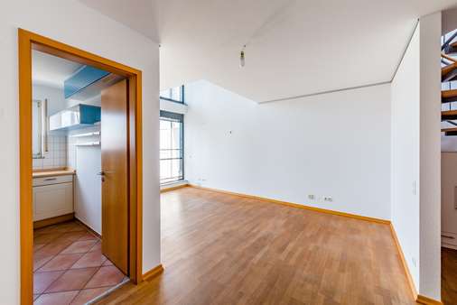 Übersicht Küche und Wohn- und Esszimmer - Dachgeschosswohnung in 60486 Frankfurt mit 71m² kaufen