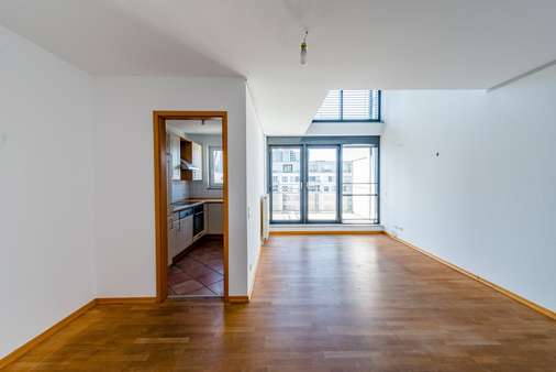 Küche und Wohn- und Esszimmer - Dachgeschosswohnung in 60486 Frankfurt mit 71m² kaufen