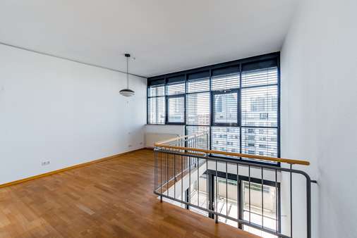 Schlafzimmer auf der Galerie - Dachgeschosswohnung in 60486 Frankfurt mit 71m² kaufen