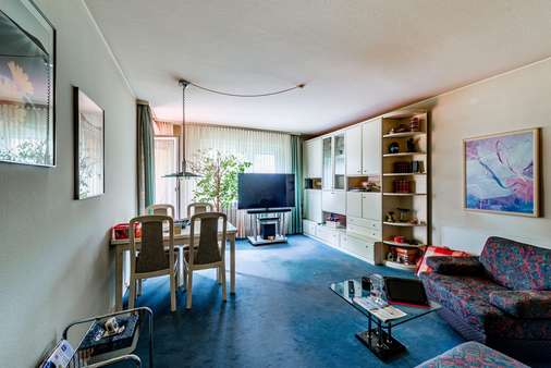 Wohnzimmer mit Zugang zum Balkon - Etagenwohnung in 60431 Frankfurt mit 65m² kaufen