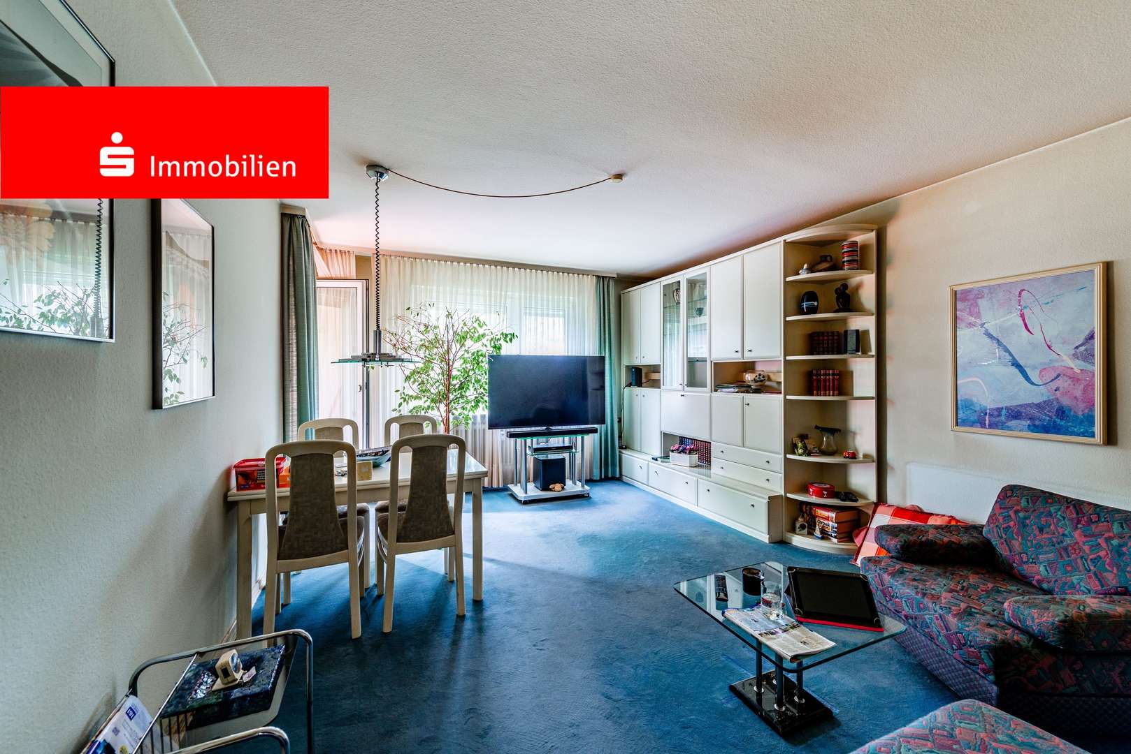 Wohnzimmer mit Zugang zum Balkon - Etagenwohnung in 60431 Frankfurt mit 65m² kaufen