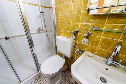 Badezimmer - Etagenwohnung in 60437 Frankfurt mit 67m² kaufen