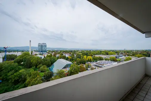 Frankfurt-Dornbusch: 2-Zimmerwohnung mit Potenzial und Taunusblick in Frankfurt