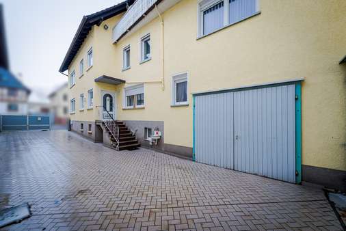 Hofzufahrt und Eingangsbereich - Mehrfamilienhaus in 35510 Butzbach mit 310m² kaufen