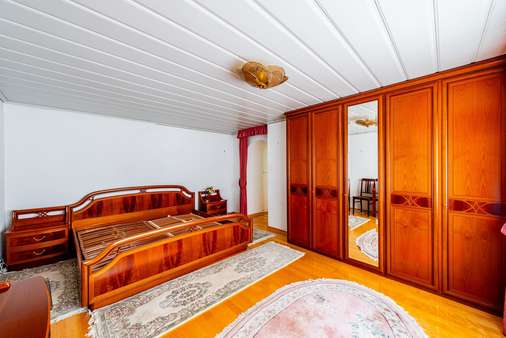 Schlafzimmer im Erdgeschoss - Mehrfamilienhaus in 35510 Butzbach mit 310m² kaufen