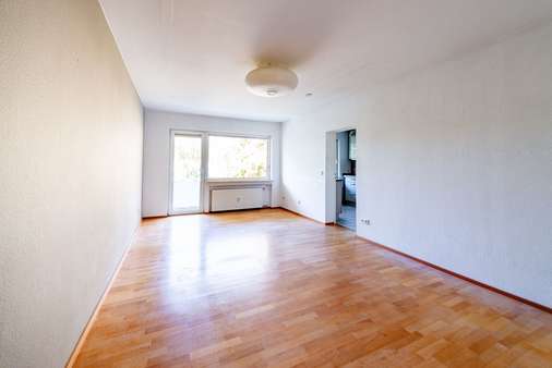 Wohnzimmer - Etagenwohnung in 65824 Schwalbach mit 73m² kaufen
