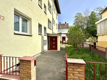 Hauseingang und Außenanlagen - Mehrfamilienhaus in 61449 Steinbach mit 409m² als Kapitalanlage kaufen
