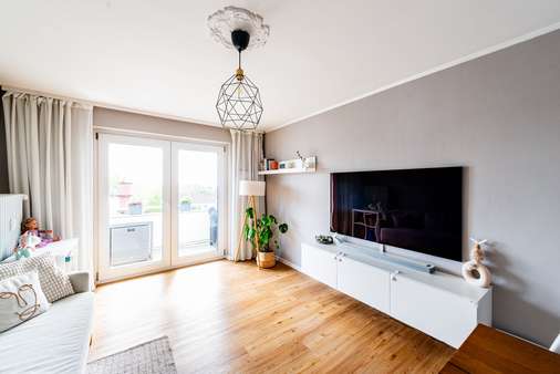 Wohnzimmer - Etagenwohnung in 60437 Frankfurt mit 63m² kaufen