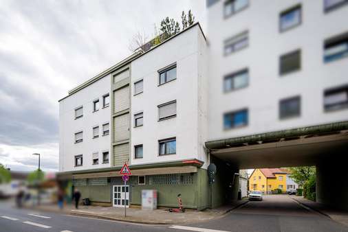 Straßenansicht - Penthouse-Wohnung in 60437 Frankfurt mit 110m² kaufen