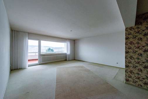 Wohnzimmer mit Zugang zur Loggia - Dachgeschosswohnung in 61381 Friedrichsdorf mit 108m² kaufen