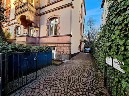 Frankfurt-Westend/Süd: Großzügige Parterre-Einheit im repräsentativen Stilaltbau